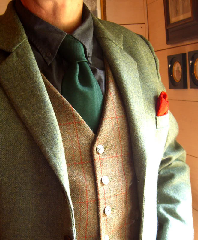 La veste est en tweed Lovat green de chez Marton Mills et le gilet à été fait dans un tweed écossais acheté en ligne